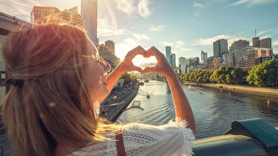 Enjoy the epic sunset views across the city as we cruise the Yarra River with Melbourne River Cruises.
