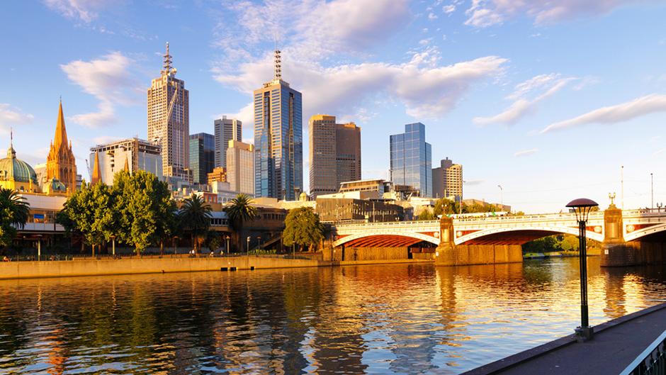 Enjoy the epic sunset views across the city as we cruise the Yarra River with Melbourne River Cruises.
