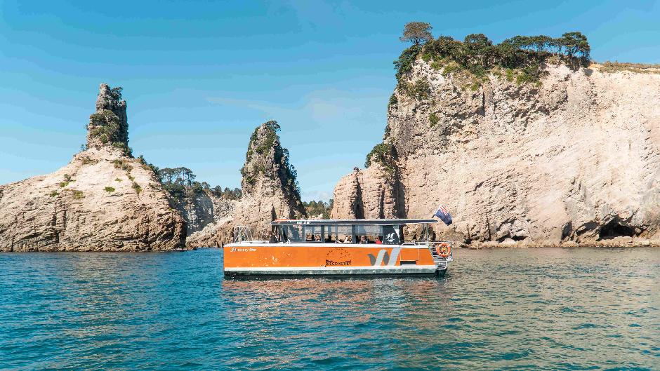 Discover the iconic Cathedral Cove including its spectacular surrounds along the Pacific Coastline!