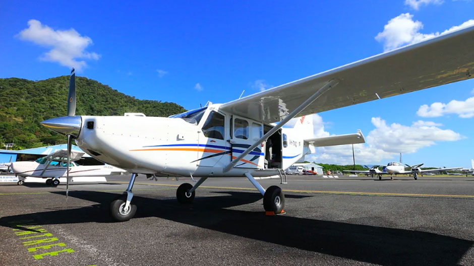 Join Great Barrier Reef Scenic Flights from Cairns for an unforgettable 40 minute scenic flight over the World Heritage listed coral reef system!