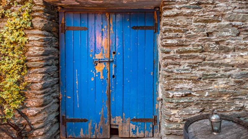 Tucked away in a quiet alley in Arrowtown only to be found by its infamous blue doors is The Blue Door Bar – a hidden gem that boasts rustic charm, roaring fires, intimate vibes and great music plus a formidable drinks list that will rise to any occasion!