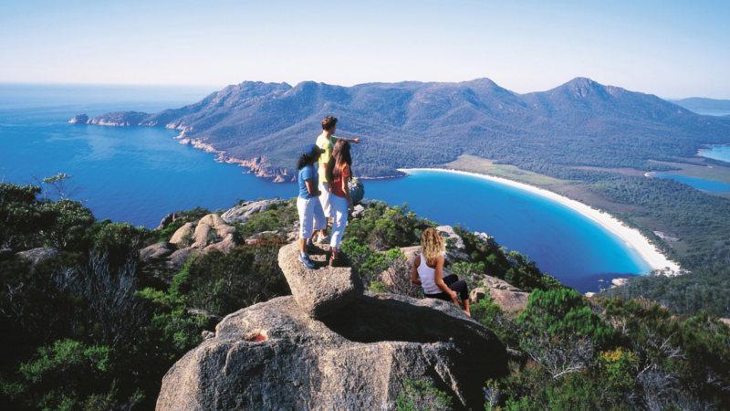 Join us for a breathtaking journey into the heart of Tasmania’s stunning natural paradise, Freycinet National Park, as we make out way to the world-renowned Wineglass Bay!