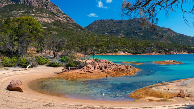 Join us for a breathtaking journey into the heart of Tasmania’s stunning natural paradise, Freycinet National Park, as we make out way to the world-renowned Wineglass Bay!