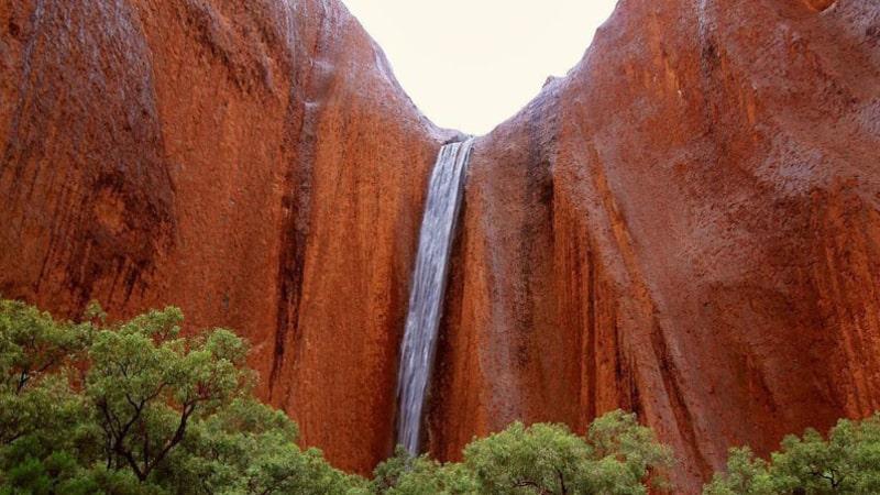 Come along on an EPIC 3-day outback Uluru camping tour. Visit iconic Uluru (Ayers Rock), amazing Kata-Tjuta (the Olgas), and incredible Kings Canyon (Watarrka) with young like minded people!