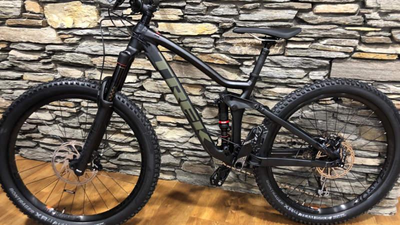 Built to explore even the most technical bike trails, the Remedy 9.8 trail bike is perfect for going off the beaten track and discovering Queenstown!