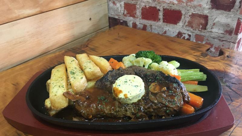 For a delicious, hearty meal in a relaxed atmosphere, head down to Smoked Out Queenstown! 