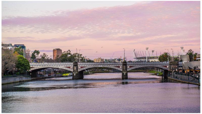 Enjoy the iconic views of Melbourne’s riverside as you cruise through the soft glow of twilight!
