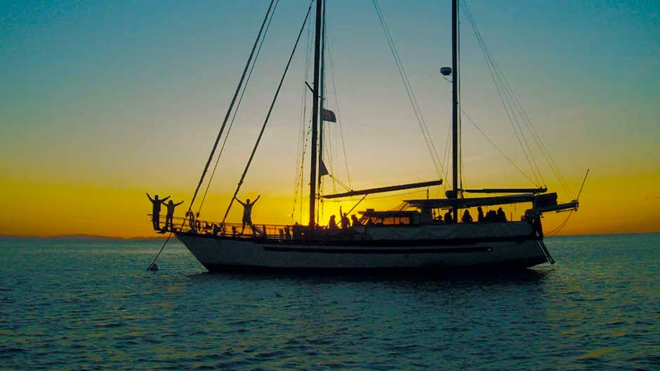 Join us on an incredible 2-Day 1-Night Whitsundays sailing getaway! See the best the Whitsundays has to offer onboard on our comfortable sailing boat, including delicious meals and fun crew!