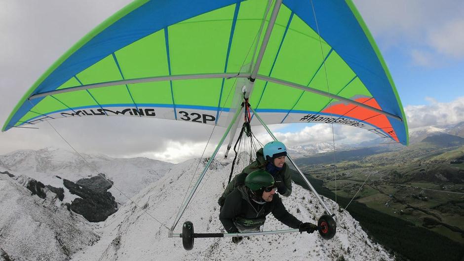 Glide over the spectacular scenery of the Central Otago region on an exciting Hang Gliding Aerotow flight!