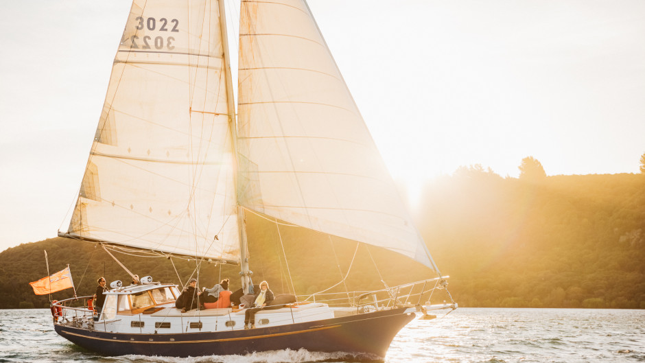 Experience the best way to explore Lake Taupo and choose the most environmentally friendly way to travel – with a scenic sailing tour to the Māori Rock Carvings. 
Escape the hectic life and join us on our classical sailing boat Kindred Spirit for a true sailing experience.
