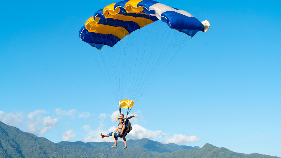 Attention thrill-seekers! Jump in a warm, tropical environment. Over 60 seconds breathtaking views of the Great Barrier Reef, the oldest WORLD HERITAGE RAINFORESTS and the city of CAIRNS.