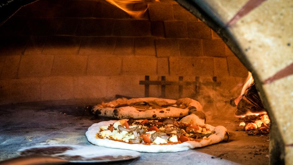 Mouth-watering woodfired pizzas and your choice of wine or beer - the perfect combo to enjoy at Miss Lucy’s Bar & Pizzeria! 