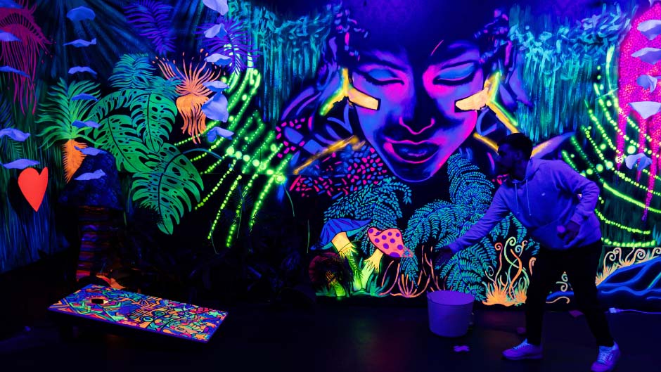 Challenge yourself and your friends or family to a fun game of glow-in-the-dark mini golf at Thrillzone! 

