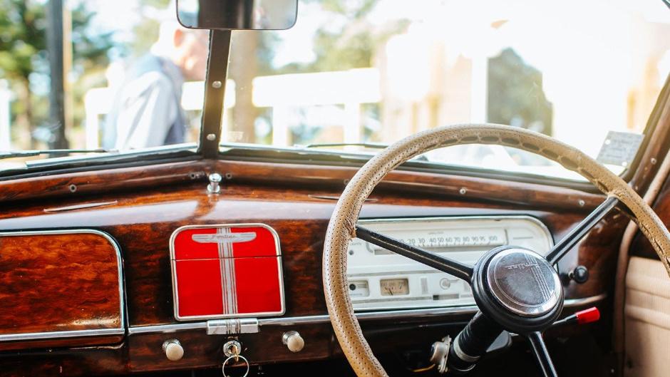 Take a step back in time and relive the 1930s glamour with a vintage car tour of Napier City!