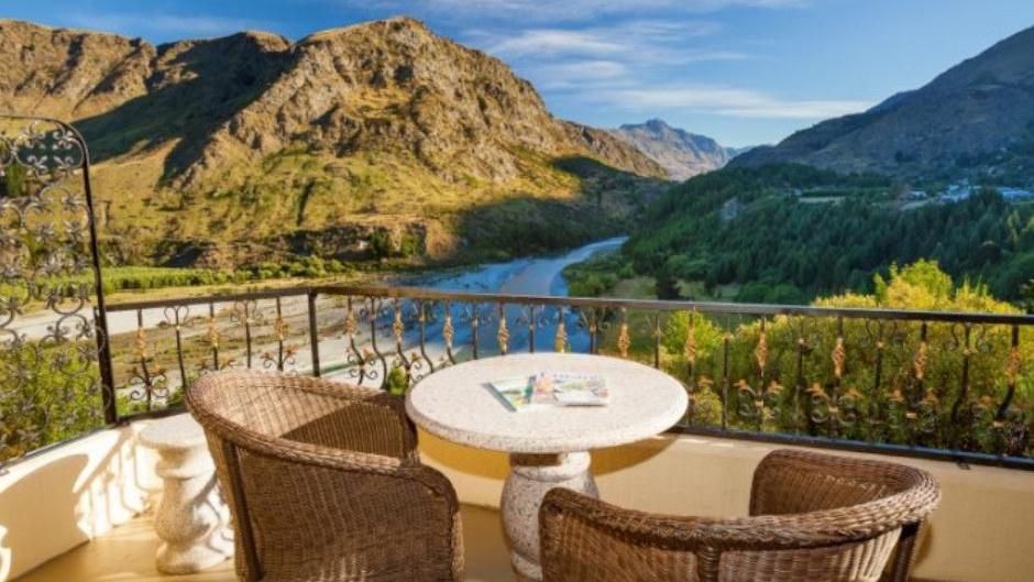 Enjoy a stay & dine package at the boutique Nugget Point Hotel, overlooking the Shotover River and with stunning mountain views!