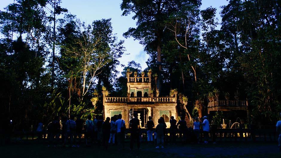 Discover the remarkable architecture and tropical gardens of Paronella Park! 