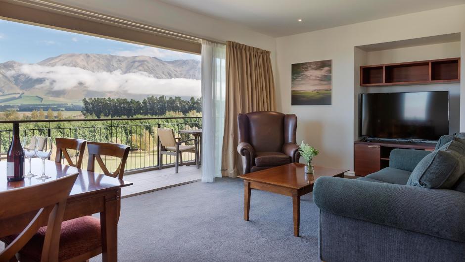 Enjoy a luxury accommodation escape for 4 people including golf, dining voucher, cooked breakfast and more!