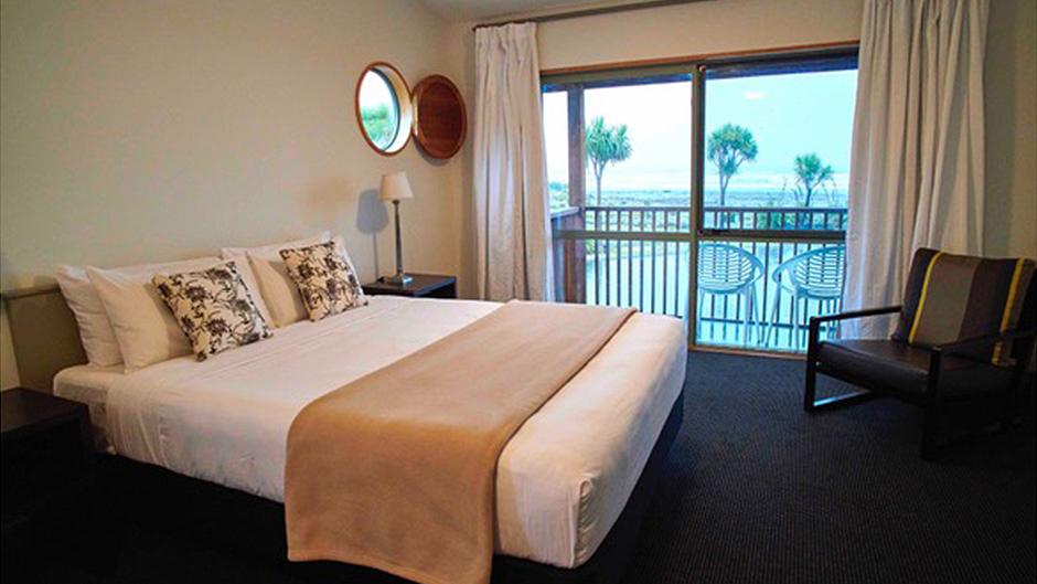 Enjoy your stay at The Ocean View Retreat, a locally owned and operated retreat located right on the shores of the rugged Tasman Ocean! 