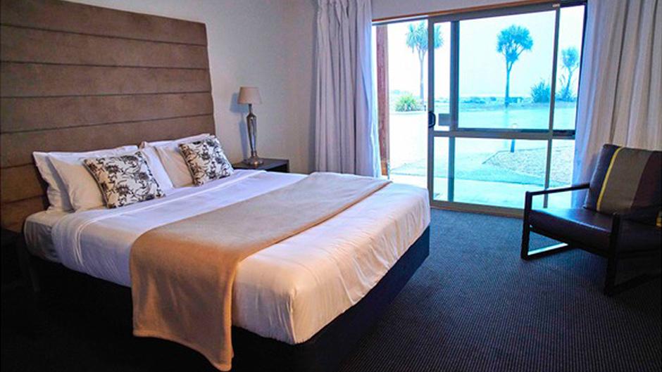 Enjoy your stay at The Ocean View Retreat, a locally owned and operated retreat located right on the shores of the rugged Tasman Ocean! 