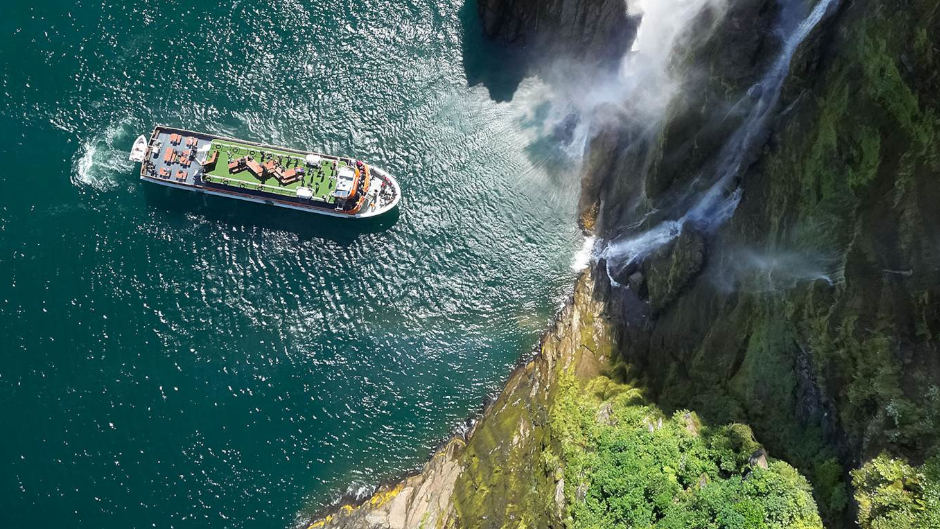 Milford Haven proudly offers you the whole Milford Sound cruise experience, transporting you into another world and guaranteeing an incomparable and unforgettable experience...