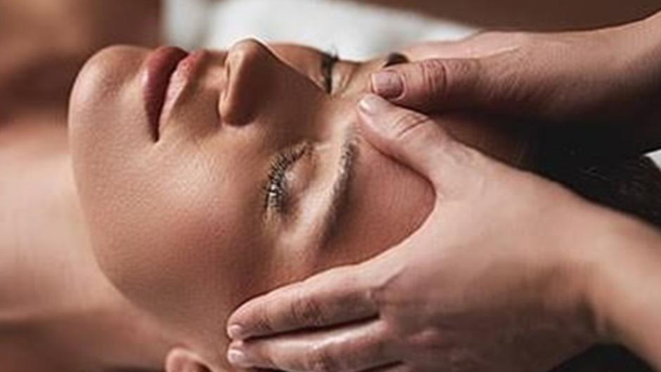 Experience the ultimate in relaxation with this Luxury Pamper Package at Casa Bella Massage & Beauty Salon! 