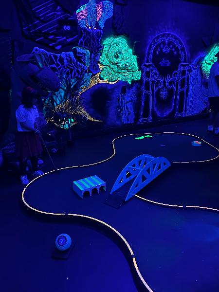 Average neon mini golf 