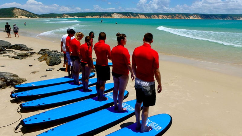 Rainbow surf beach hotel. Noosa Rainbow Beach Australia. Остров Дабл. Рейнбоу Бич Австралия фото. Пляж Равай сёрф тренажер.